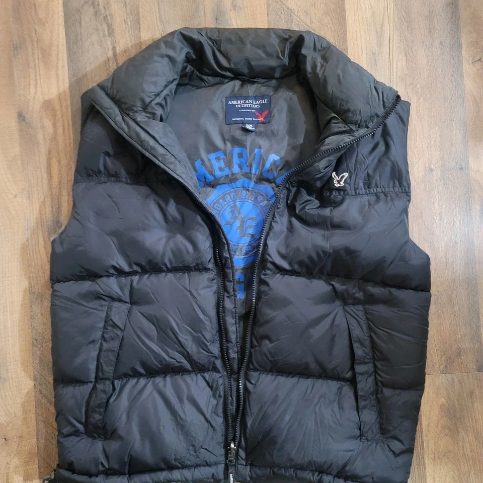 Chaleco acolchado de plumón American Eagle; para hombre M; negro reversible Foto 2 de 4