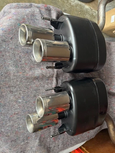 Caixa traseira e pontas de escape duplo Lexus RC F RCF 5.0 v8 - Imagem 2 de 4