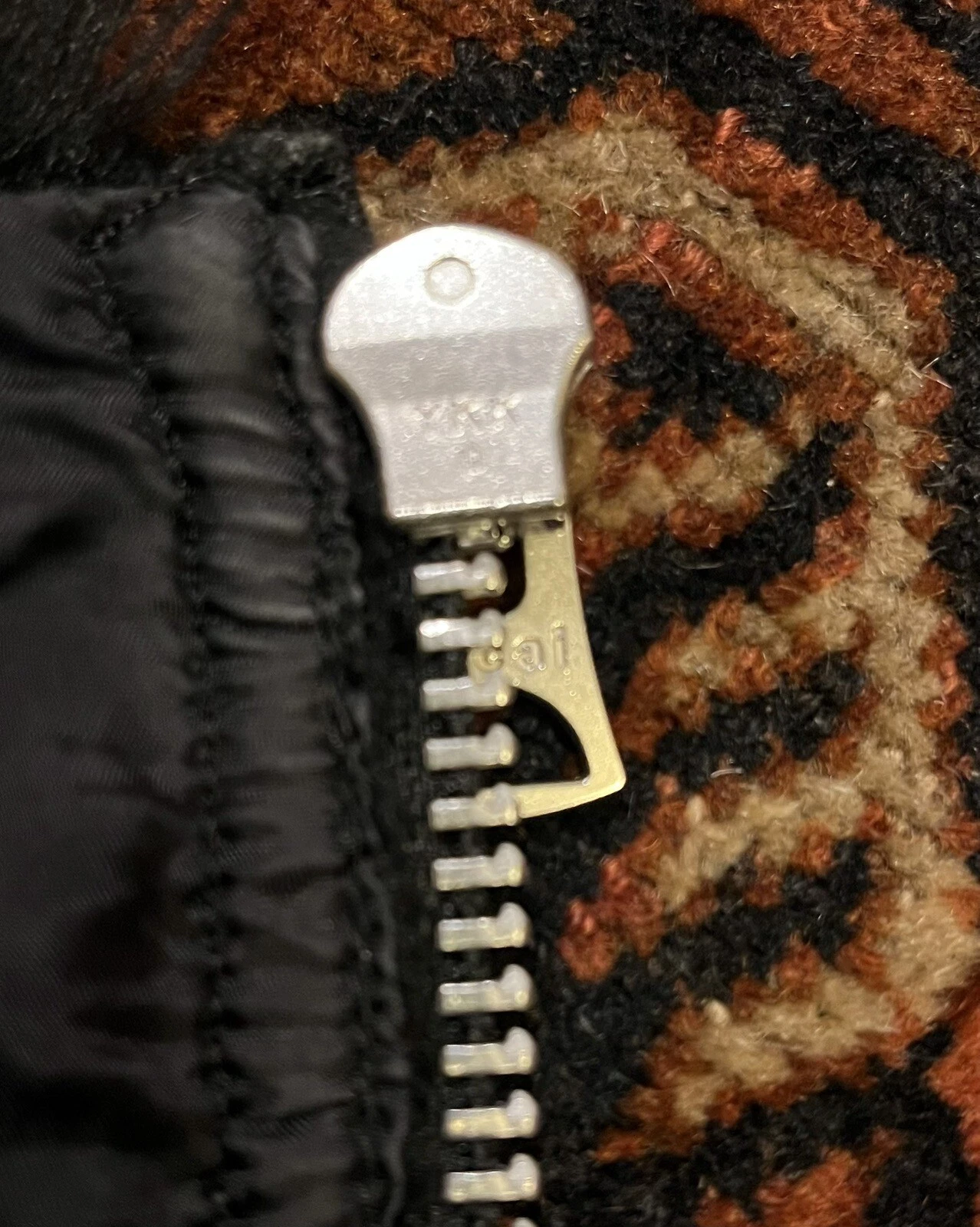 Cappuccio in pelliccia sintetica Sacai nero nuovo senza etichette al dettaglio $450