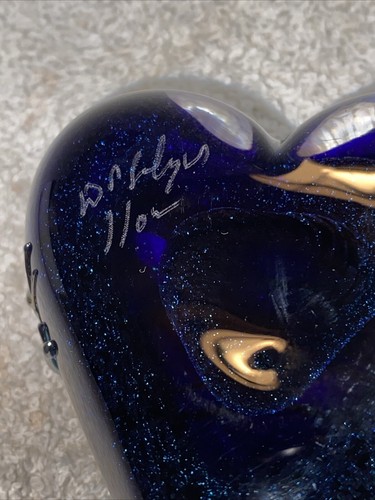 Classic Art Glass Beautiful Heart-Shaped Paperweight signed infused with wire - Picture 4 of 10