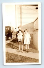 Antigua foto vintage par niñas sosteniendo muñeca de juguete coche clásico casa foto instantánea