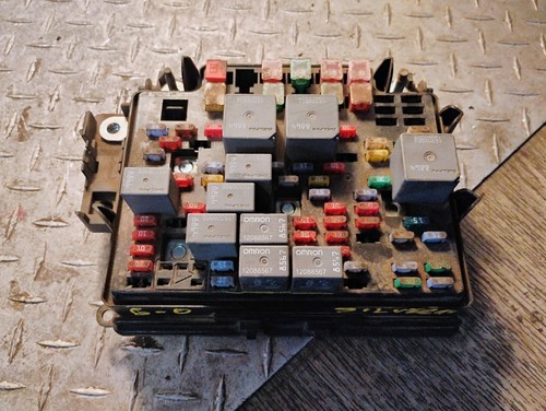 2006 Silverado 6.0 Motor Engine Electronic Fuse Relay Power Distribution Box OE - Picture 8 of 8