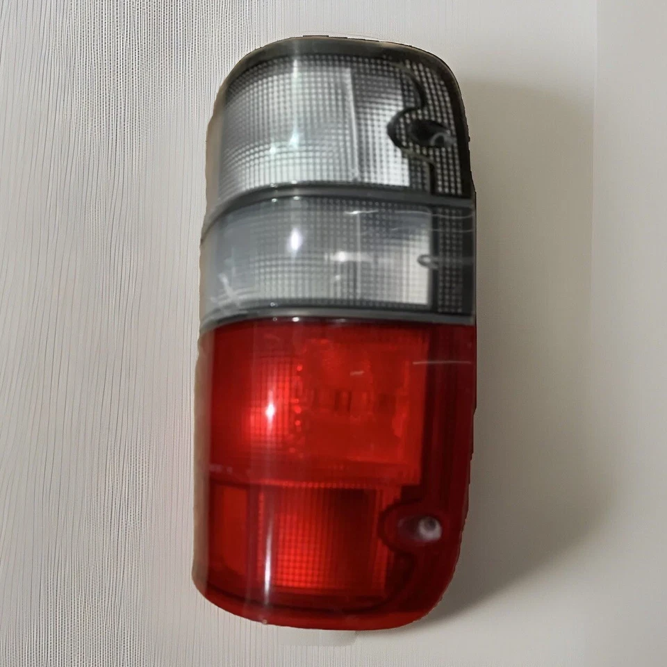 2000 - 2002 年五十铃部队讴歌 SLX 乘客右侧尾灯(有缺陷) — 第 3/4 张图片