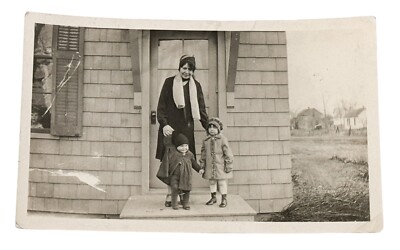 Vtg Photo Aunt With Nephew And Neice Bundled Up On Door Steps Houses In Back