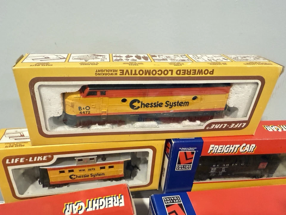 Lot of 7 HO Scale Model Train Freight Cars Life Like/IHC  Trains Chessie System - Image 2 of 4