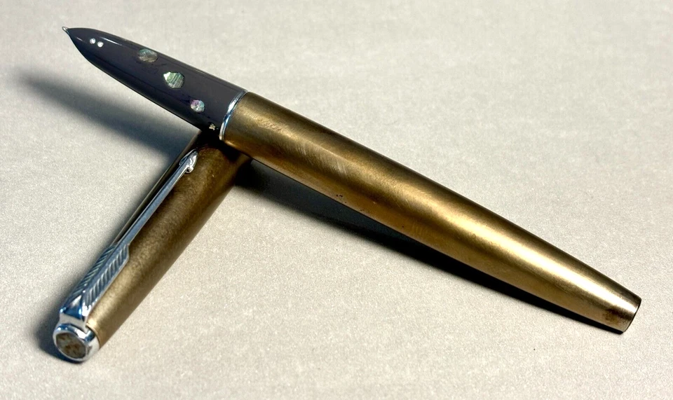 Parker 61 Flighter Argentina incrustações aerométricas de madrepérola e pátina de titânio - Imagem 2 de 4