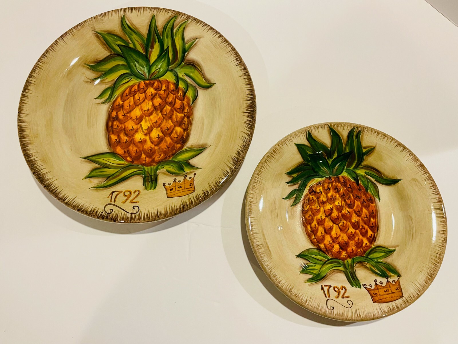 Tropical Pineapple Tabletops Unlimited Dinner & Salad Plates Set Of 2 11” & 8.5”
