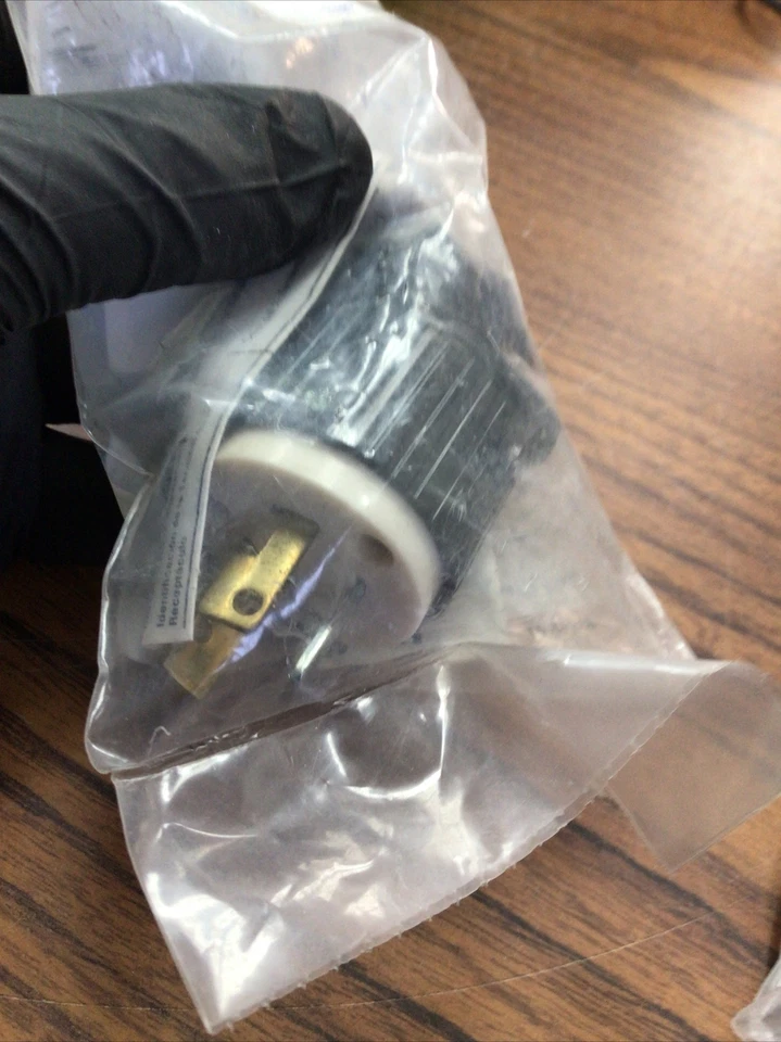 (5 piezas) Enchufe de bloqueo Cooper 15A/125V 2-P, 3 cables conexión a tierra 4720 (TA8MS) Foto 2 de 4