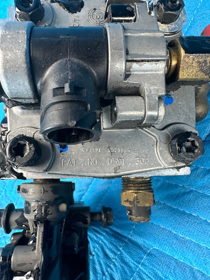 Volvo VNL Bendix Air Bracke Relay Valve Assembly K105561 W/2x M40hf