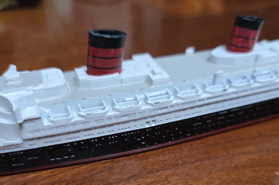10⅜" Minic Ships RMS Queen Elizabeth Hornby M702 Diecast w/ Glide Wheels  1:1200 - Image 3 of 4