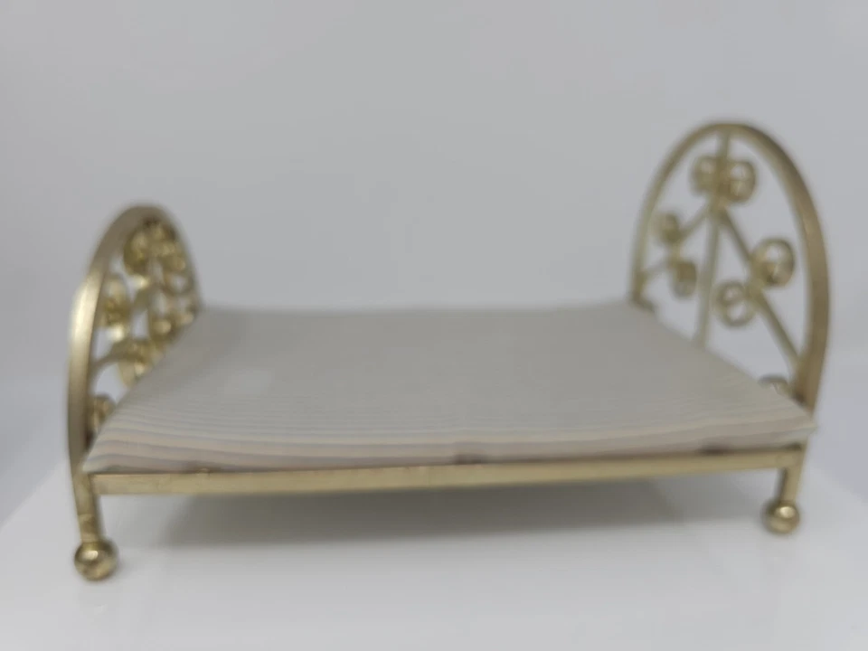 De colección. Antigua cama de latón ornamentado para casa de muñecas en miniatura con colchón original Caja 1:12 Foto 4 de 4