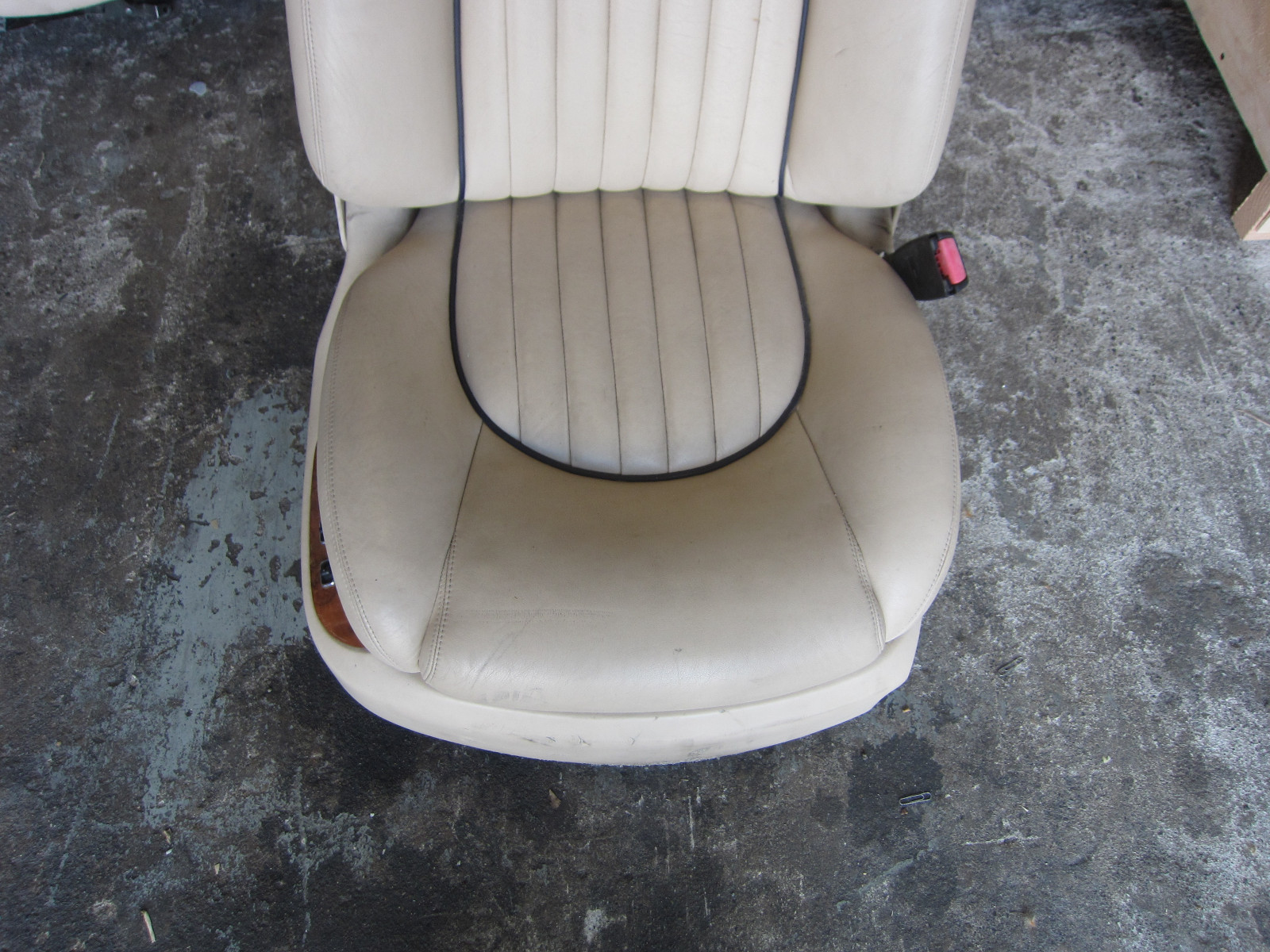 Bentley Arnage 99 RH / Passenger Seat w/ Rails / Guides - Creme