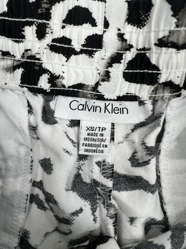 Calvin Klein Shorts Black and White Pleated Shorts Womens Sz XS - Picture 3 of 11