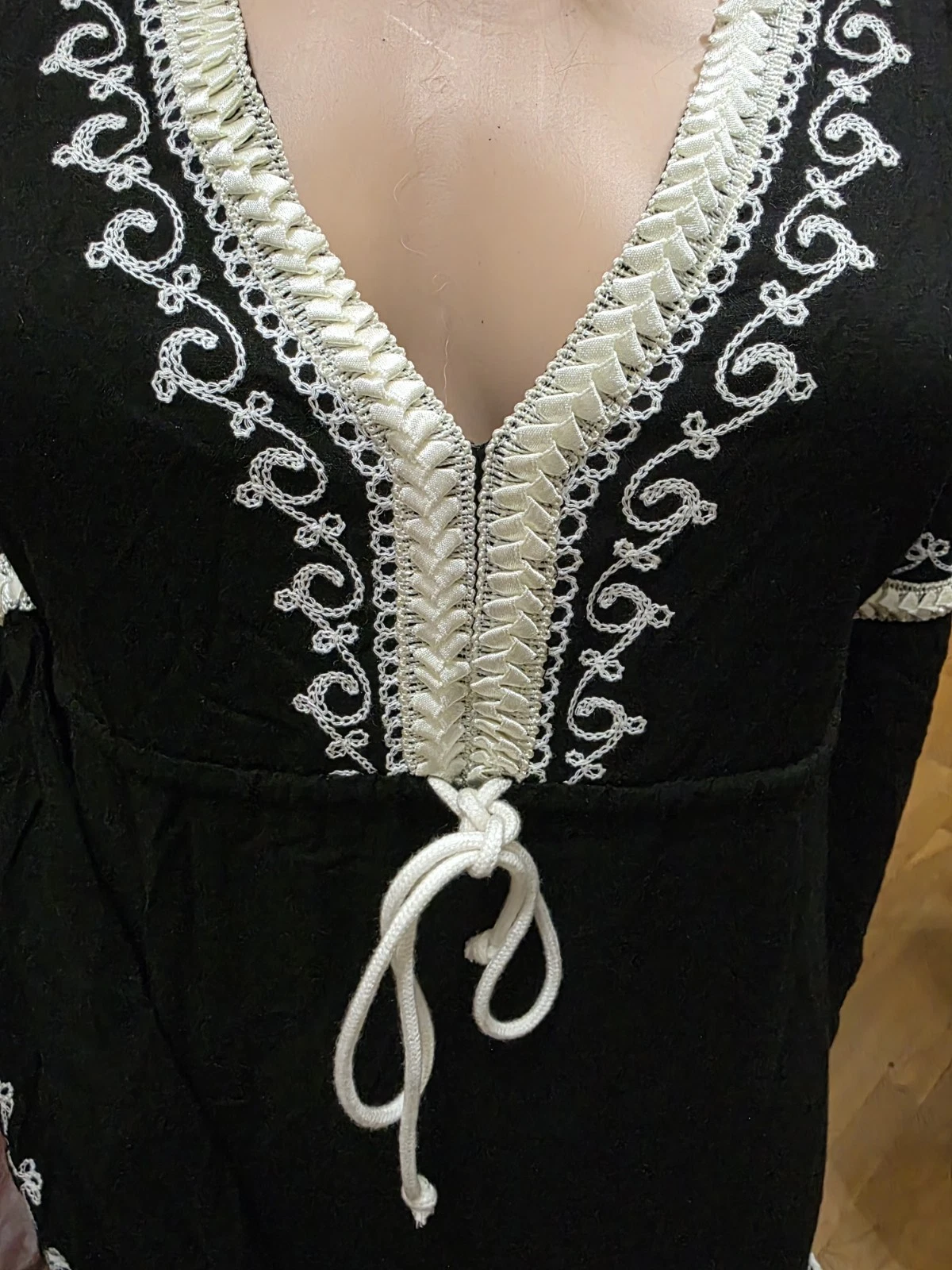 UNDERCOVER Abito Boho Victoria's Secret ricamato bohemien nero bianco orlo piccolo