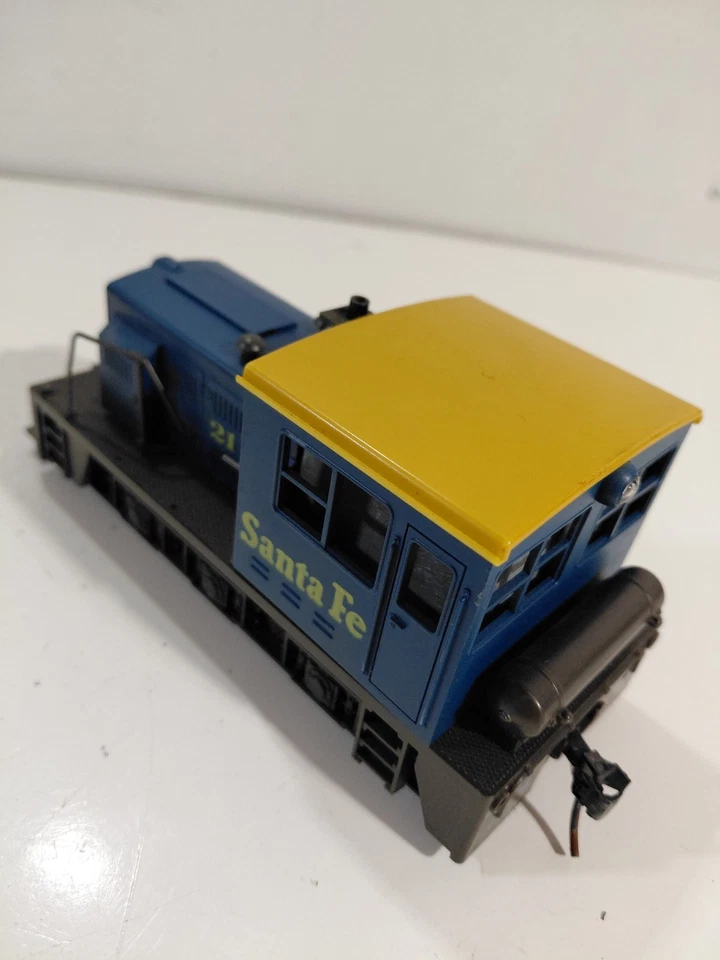 Atlas 21 Train O Gauge Model Railroad 2 Rail DC Santa Fe Diesel Yard Switcher - Image 3 of 4