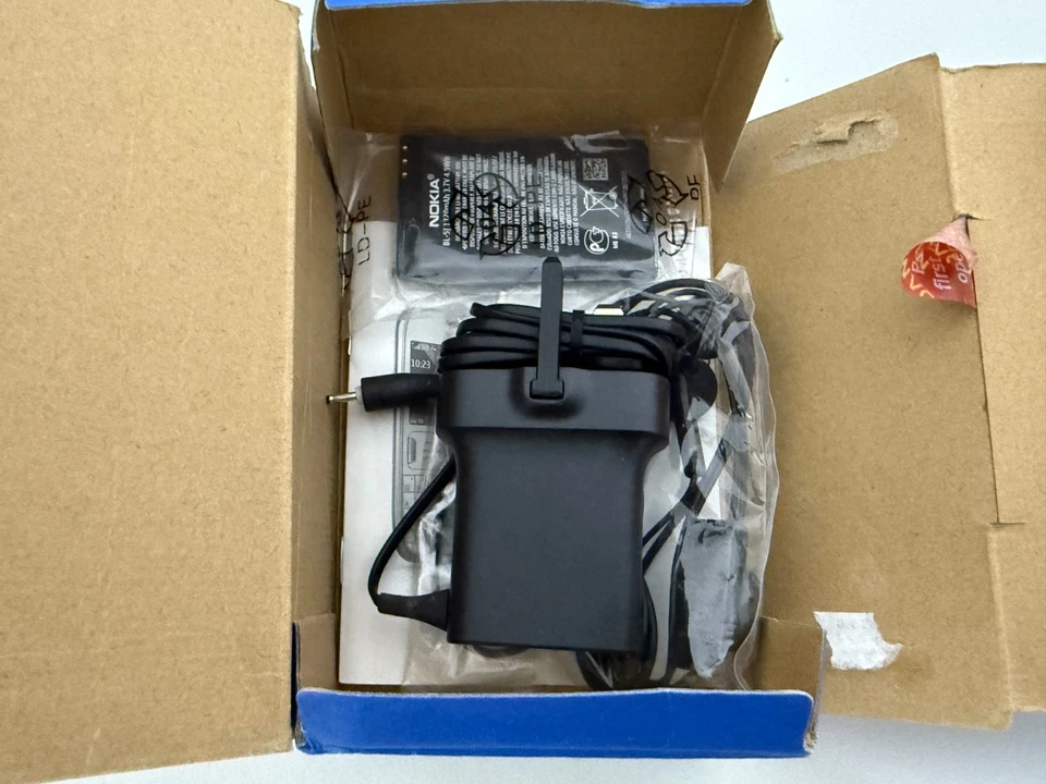 BRAND NEW NOKIA ASHA 302 UNLOCKED PHONE - BLUETOOTH - 3.2MP CAM - 3G - WIFI - Image 4 of 4