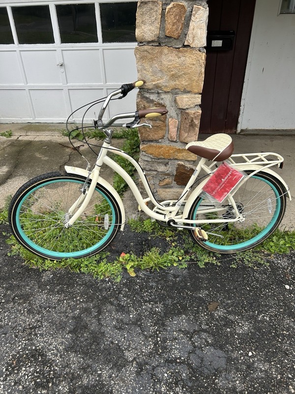 Schwinn Fairhaven Women's 7-Speed Cruiser Bike Cream