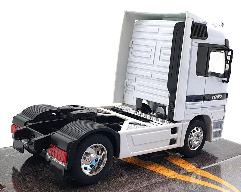 Welly 1/32 Scale Model Car 32280W - Mercedes Benz Actros - White - Image 2 of 4