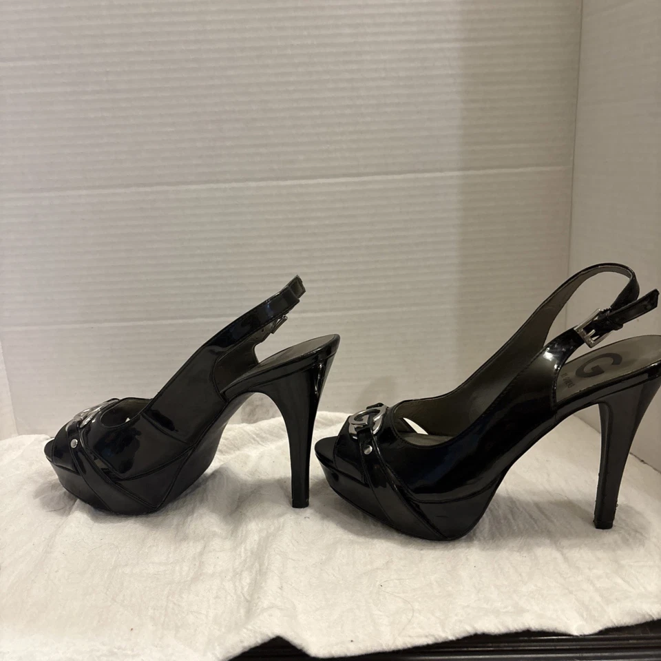 Tacones de charol negro con punta abierta de Guess talla 7 Foto 2 de 4