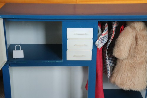 Armoire penderie pour poupée en plastique vintage lit pliant , bleu & blanc - Photo 3/11