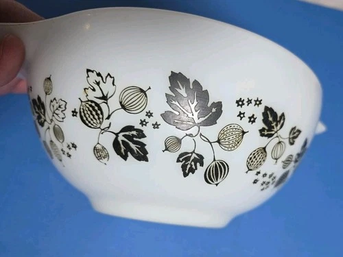 PYREX PROTOTYPE #442 BLACK GOOSEBERRY ON WHITE Cinderella Bowl RARE 11/2 Qt