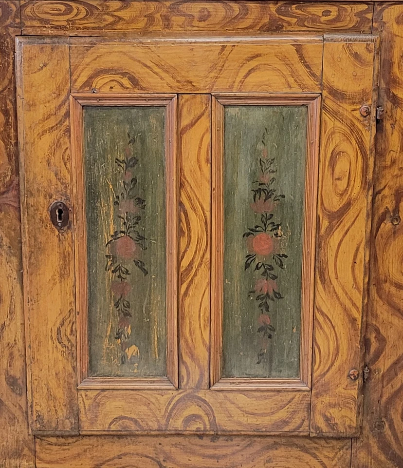 Antiguo armario de pino austriaco con pintura Bois sintética original y detalles florales Foto 4 de 4