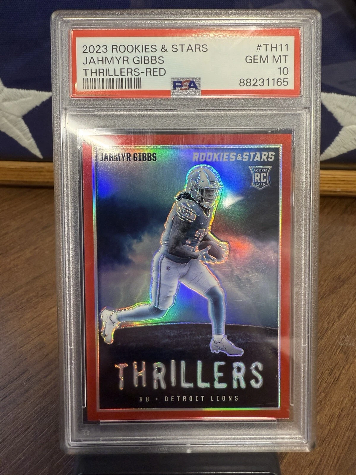2023  Rookies & Stars - Thrillers Red Jahmyr Gibbs /99 Rookie Detroit Lions