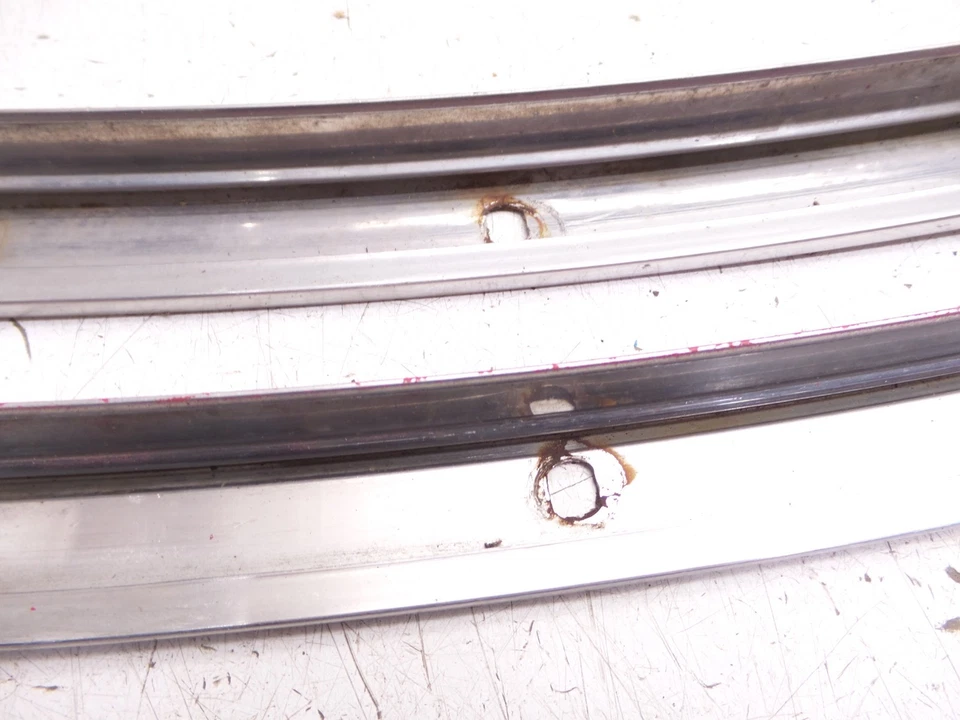 Camaro 70-81 Ventana Lateral Cromo Pilar B Vertical Pistas Climáticas Recorte Goteo Foto 4 de 4