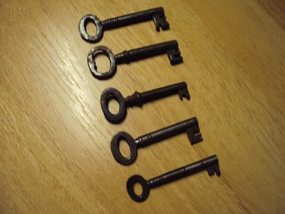 5 Antique Draw/Cabinet/ Box keys - Image 1 of 3