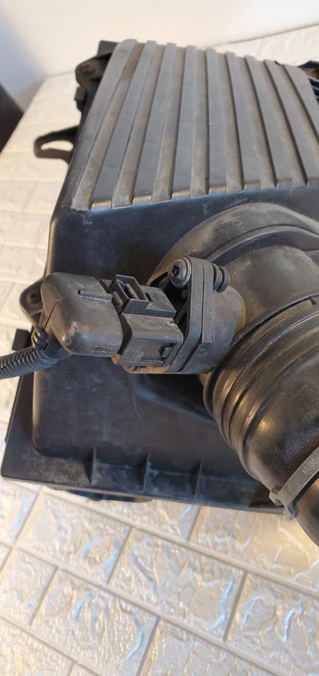 06-10 CAJA FILTRO ADMISIÓN AIRE VOLKSWAGEN BEETLE 2.5 Foto 4 de 4