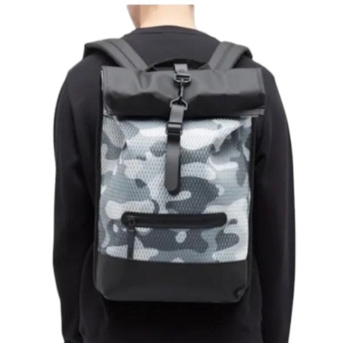 NUEVO CON ETIQUETAS Mochila Rains Rolltop Malla Camuflada 19,2”x4,4”x12,8” - Imagen 7 de 7