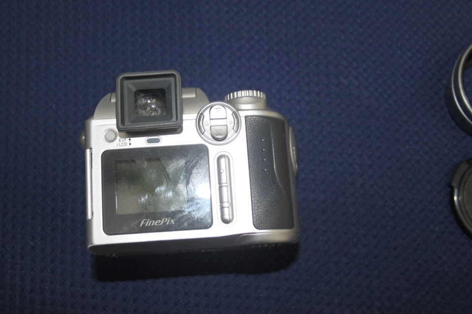 Vintage Digital DSLR Style Bridge Camera Fujifilm S3500 WITH 128 MB XD CARD - Image 2 of 3