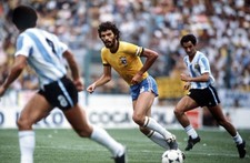Mundial Brasil 1982 3 v Argentina 1 Sócrates brasileño visto por - Foto antigua