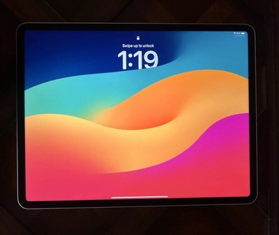 Apple iPad Pro 12.9'' 6th Gen 256GB Wi Fi Silver w/ Pencil & Keyboard