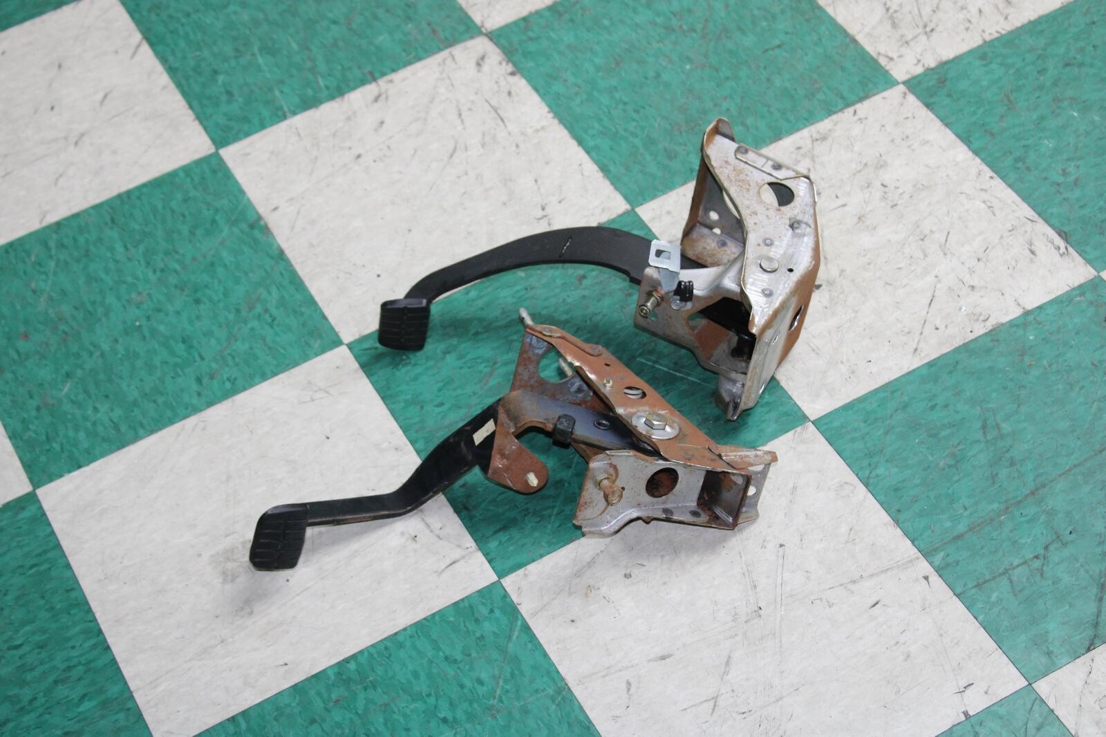 9197 Nissan Pickup D21 Hardbody Brake And Clutch Pedals Pair Assembly