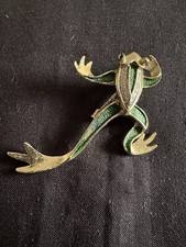 enamel pin frog 2 1/2  