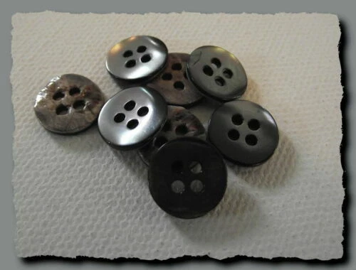 Graue Perlmutt Knöpfe zum Annähen