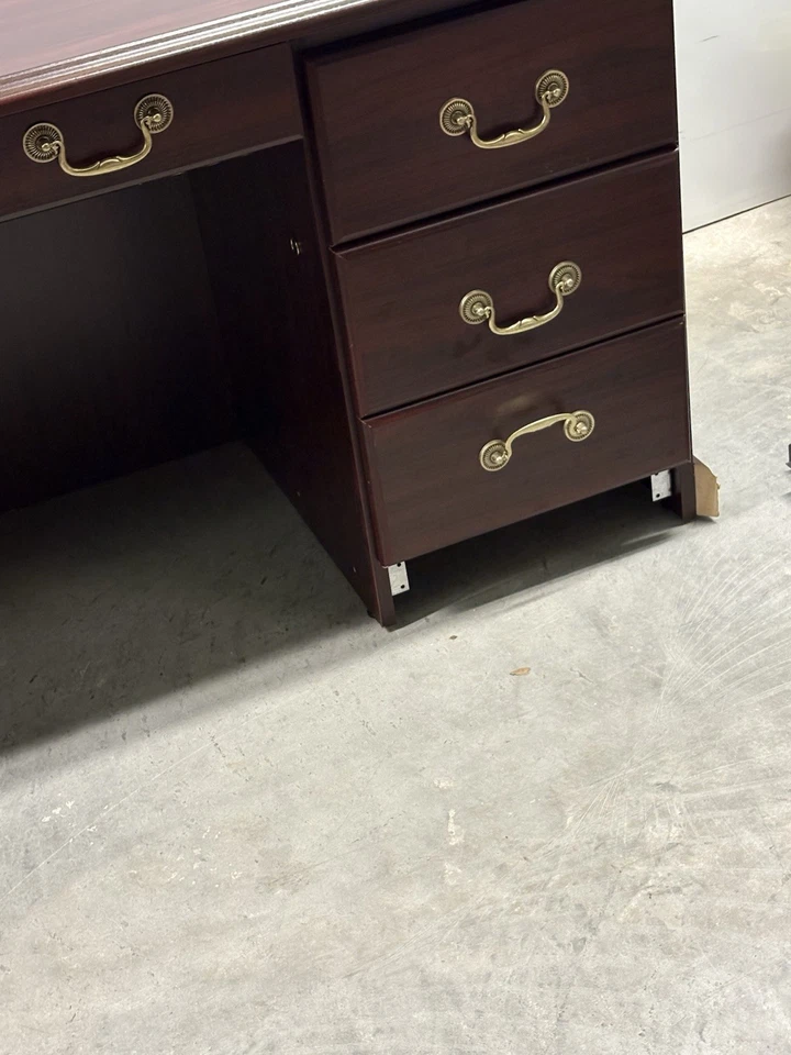 🔥 Stunning Tradition Mahogany Desk 7 Drawers – Elegant & Classic ✨ - Image 4 of 4