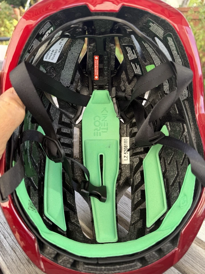 Capacete de ciclismo Lazer Vento Kineticore Aero vermelho metálico tamanho grande - Imagem 4 de 4