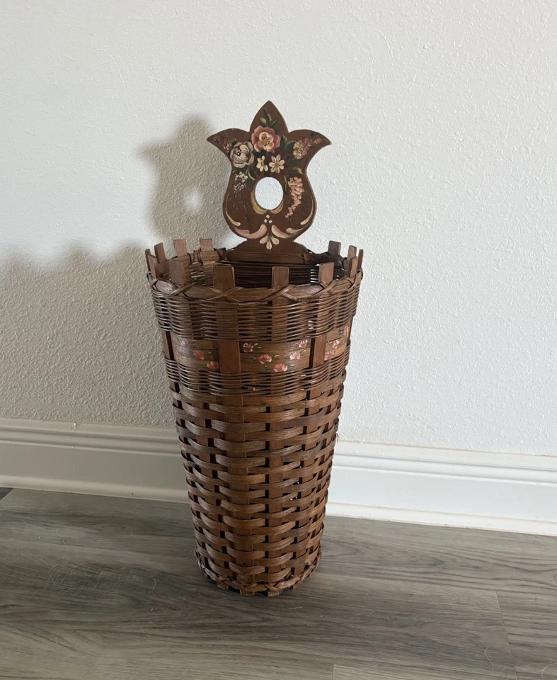 Antigua cesta de madera de ratán cosecha pintada primitiva del país Foto 3 de 4