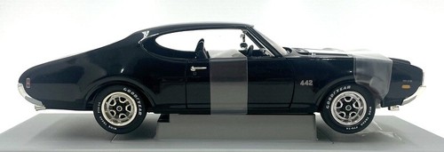 Ertl 1/18 Scale Diecast 8113 - 1969 Oldsmobile 4-4-2 W-30 - Black/White - Picture 3 of 5