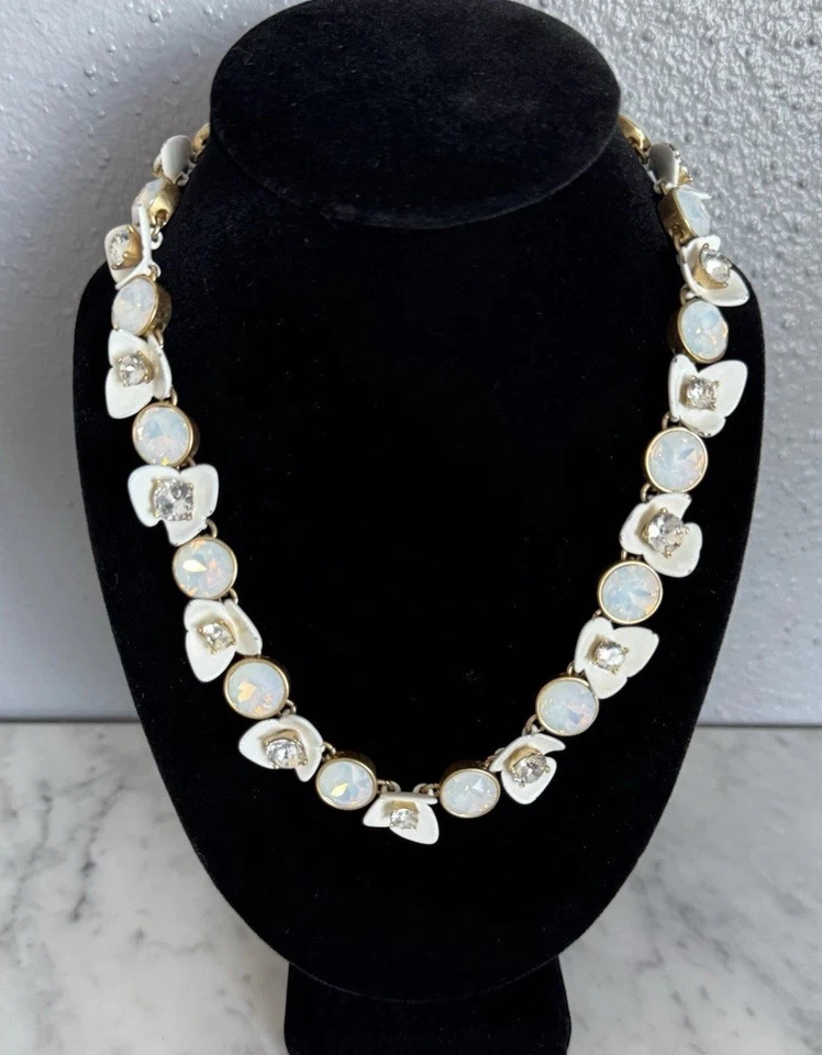 J. Collar Crew Tono Dorado Floral Esmalte Blanco Opalescente Brûlée Cristal Transparente Foto 3 de 4