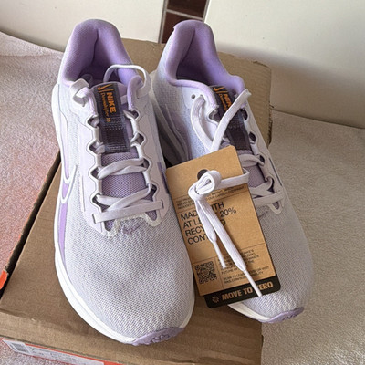 Nike Downshifter 13 Damen Laufschuh atmungsaktiv Mesh Weiß/Lila EU 38 US 7