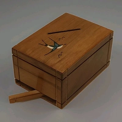 Boîte Tirelire en bois avec Tiroir Secret ancienne à décor d'hirondelle - 1900 - Photo 1/4
