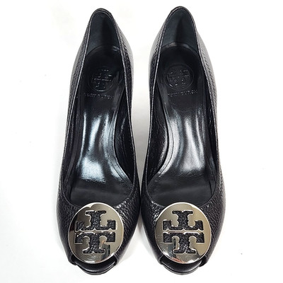 Tory Burch Sally 2 Tumbled Leather Wedge Pump 7M Black Silver Logo Peep Toe