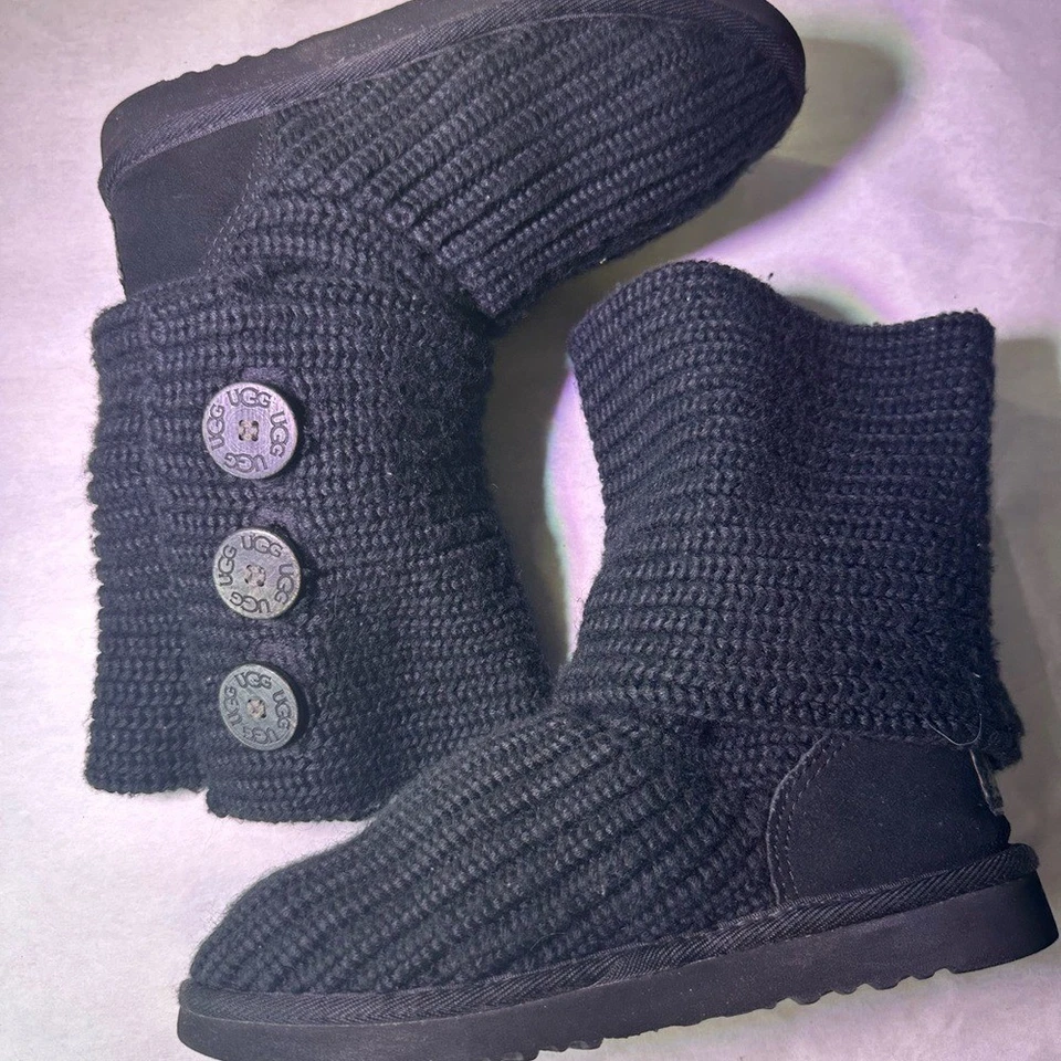 Botas para mujer UGG de punto carbón con botones Foto 4 de 4
