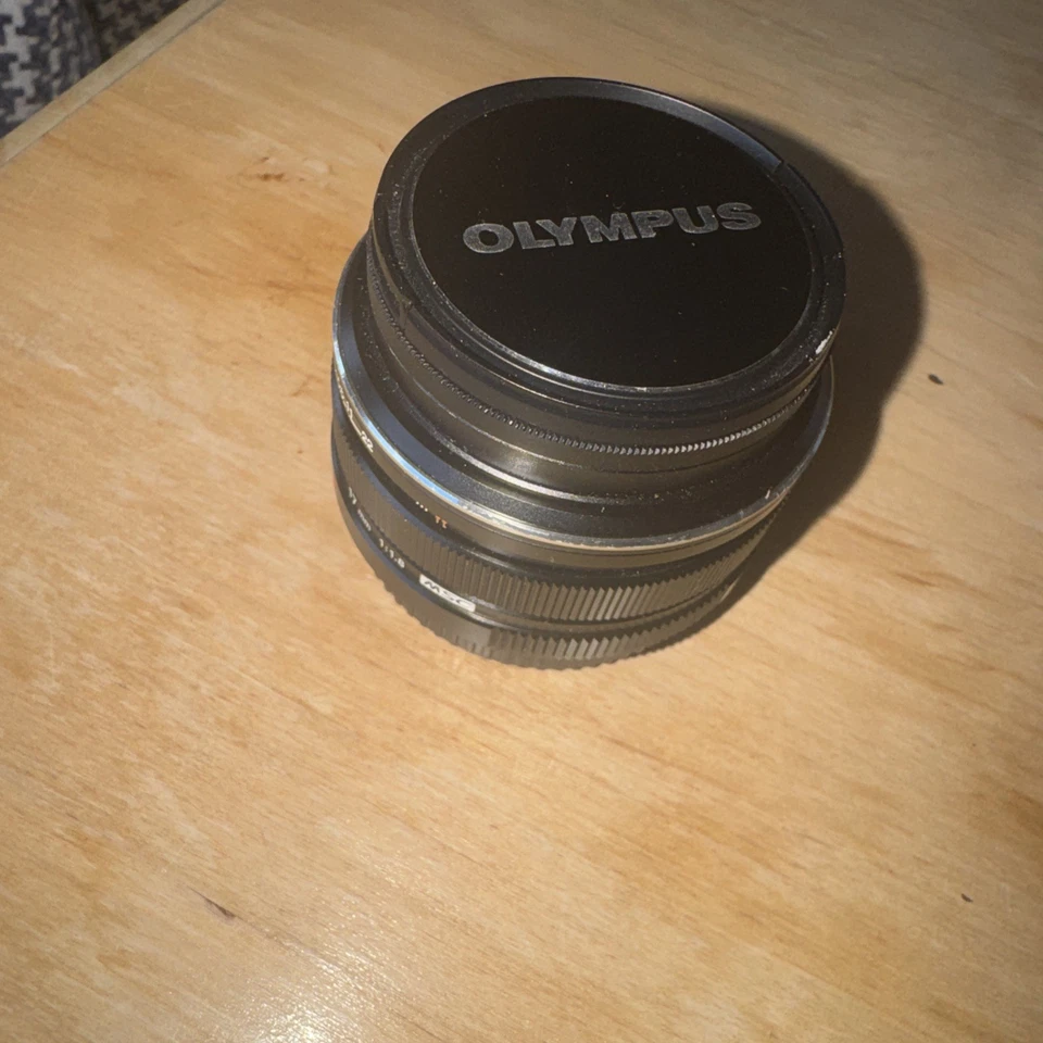 Lente gran angular Olympus V311050BE000 M.Zuiko Digital 17 mm F/1,8 - negra Foto 2 de 4