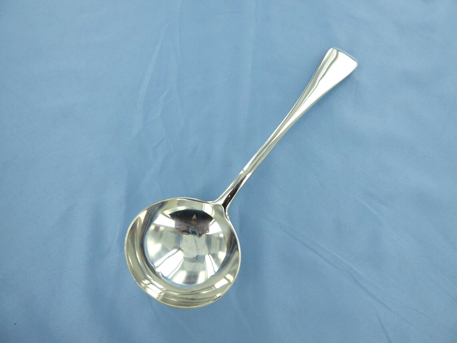 AN ANTIQUE STERLING SILVER OLD ENGLISH SAUCE LADLE LONDON 1884.