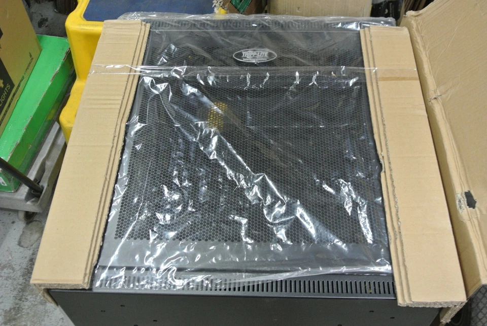 Gabinete SmartRack Tripp Lite SRW12U Swing Wall-Mntd (SRW12US33) *Local PU** Foto 2 de 4