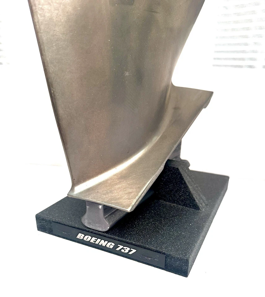 Boeing 737 CFM56 Titanium Jet Engine Fan Blade.  Aviation Desk Model Pilot Gift - Image 2 of 4